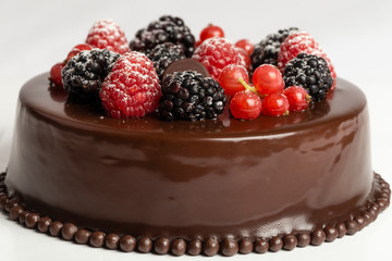 Torta al cioccolato con frutti di bosco