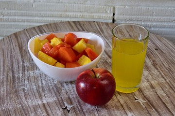 Plato de frutas y creales en una mesa