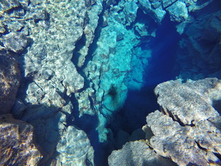 Unterwasser Blick in die Tiefe beim Tauchen mit klaren Wasser