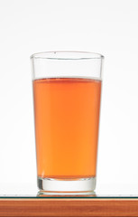 Vaso de cristal con jugo de fresas en su interior