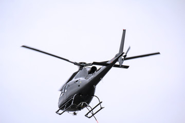 Ein Lastenhubschrauber auf der Bahnbaustelle Köthen, Mastentransport