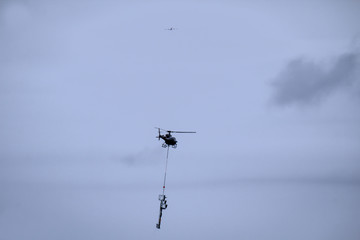 Ein Lastenhubschrauber auf der Bahnbaustelle Köthen, Mastentransport