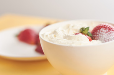 Desayuno con fresas y crema chantilly