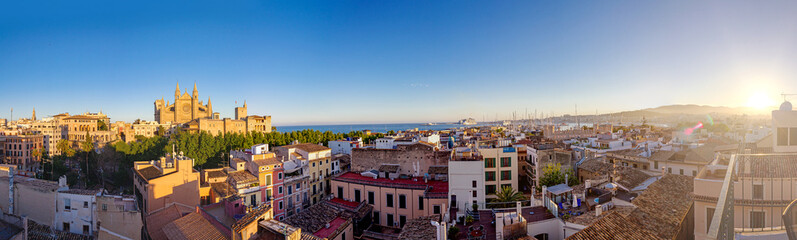 Fototapeta premium Panorama über Palma de Mallorca mit der Kathedrale La Seu.