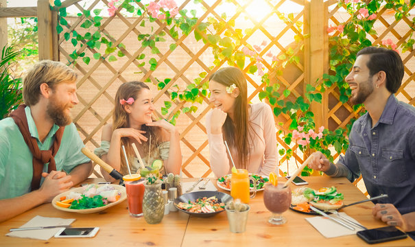 Young couples eating brunch and drinking smoothie bowl at vintage bar - Happy people having chatting in trendy restaurant - Food trends and love concept - Focus on girls