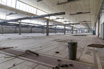 Naklejka premium Urban exploration in an abandoned textile industry
