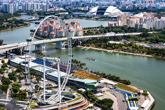 Blick vom Marina Bay Sands Hotel auf den Singapur Flyer und die Formel Eins Rennstrecke in Singapur