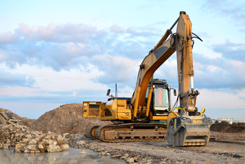 Excavator with crusher bucket for crushing concrete. Construction waste recycling for construction mix. Sifting and grinding bucket for the separation of concrete into fractions of higher quality.