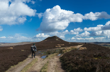 Obraz premium Looking towards the Peak of Win Hill along the walkers trail in the Peak District, Derbyshire