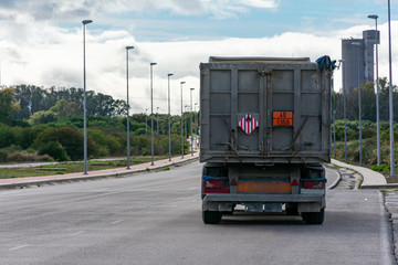 Camion basculante con paneles de mercancias peligrosas