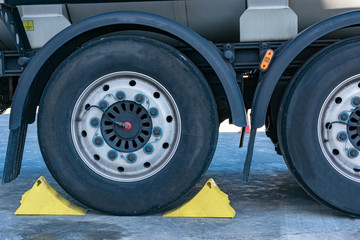 Obraz na płótnie Canvas Calzos en una rueda de camion para inmovilizarlo en los procesos de carga o descarga.