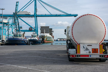 Camion cisterna de combustible en el puerto a la espera de suministrar un ferry