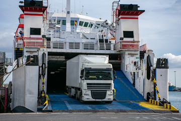 Camion embarcando en un ferry