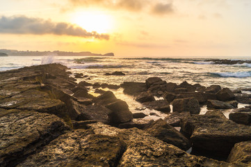 Atardecer en las rocas de la Playa de los Caballos, Cuchía, Can