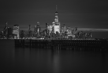 Fototapeta na wymiar 59/5000 cityscape night white black lights buildings new york