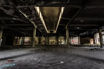Fototapeten Verlassene Gebäude In einem alten verlassenen Industriegebäude  © Brambilla Simone