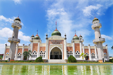 Fototapeta na wymiar Pattani central mosque is the beautiful religious place of Pattani, Southern of Thailand.