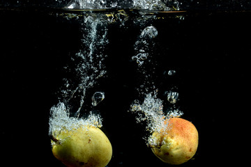 Fototapeta na wymiar fresh pears in the water