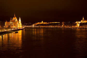 Fototapeta na wymiar parliament budapest