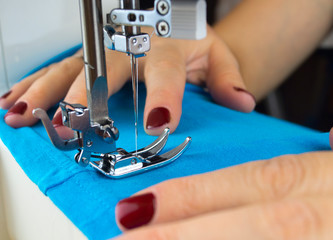 Sewing machine and item of clothing