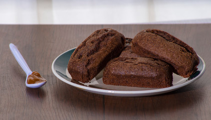 Mini chocolate puddings, filled with dulce de leche.