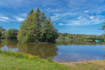 Obraz premium Écromagny, France - 10 11 2019: pond Pellevin