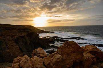 atardecer en el mar de rocas