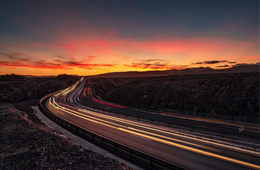 Atardecer glorioso sobre una autovia 