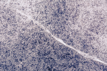 Naklejka premium Beautiful icy background with frozen bubbles imprisoned in ice. Endless view on surface of pond or lake.