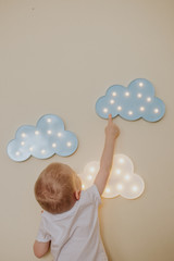 Lampka, światełka, pokój dziecięcy, niebo, chmura, zabawa. - obrazy, fototapety, plakaty