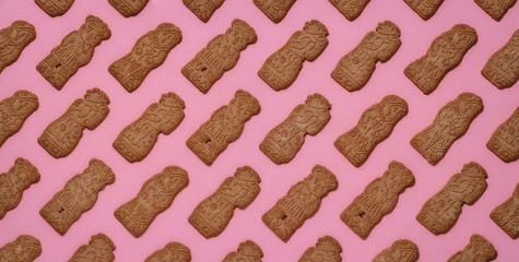 Spekulatius als Muster auf rosa Hintergrund