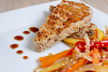 Grilled tuna in sesame seeds, parmesan cheese and salad