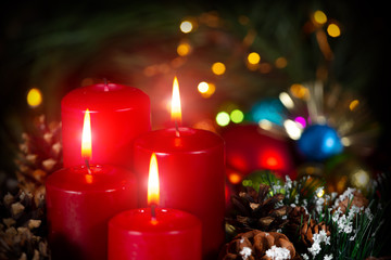 Dritter Advent Kerze anzünden Weihnachtskerzen Bokeh, Nahaufnahme Advent weihnachtsgesteck 3. Advent Adventskerzen Weihnachtsstimmung weinachtsgesteck weihnachtsdekoration weihnachtliche dekoration 