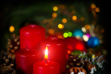 Erster Advent Kerze anzünden Weihnachtskerzen Bokeh Nahaufnahme Advent weihnachtsgesteck weihnachtliche dekoration adventskranz weihnachtsgesteck weihnachtsstimmung christmas weihnachtsfeier nikolaus