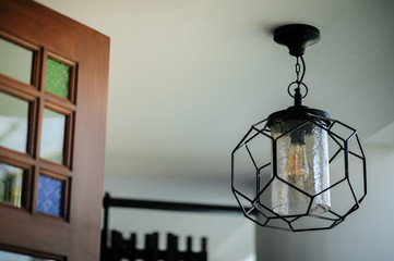 A lamp that hangs to the ceiling
