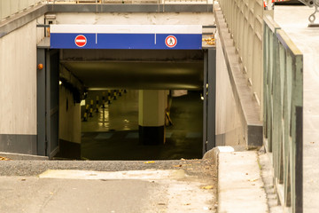 Entrée de parking sous-terrain privé payant
