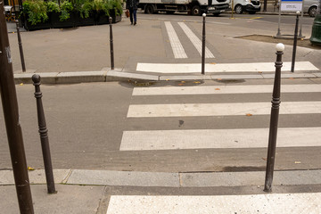 Passage piétons avec protection par plot en acier et lignes pour aveugles