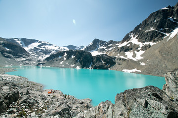 Fototapeta na wymiar Turquoised-coloured wedgemount lake in Garibaldi provincial park