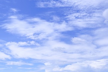 Naklejka premium blue sky with white clouds