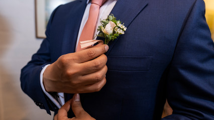 novio vistiendo antes de su boda