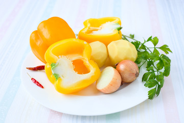 Fototapeta na wymiar Gelbe Paprika, Kartoffeln und Zwiebeln
