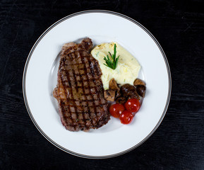 steak with sour cream and tomatoes