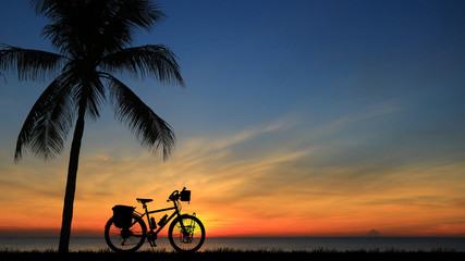 Fototapeta premium silhouette vintage bike on sunrise