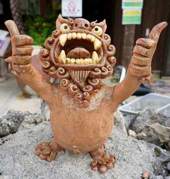 【沖縄県】沖縄の伝統的な守り神・陽気なシーサーの置物と工芸品 / 【Okinawa】Merry Japanese Shisa figurine traditional guardian symbol of Okinawa