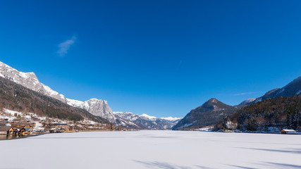 Blick über den zugefrorenen Grundlsee, Gemeinde Grundlsee im Salzkammergut, Steiermark, Österreich