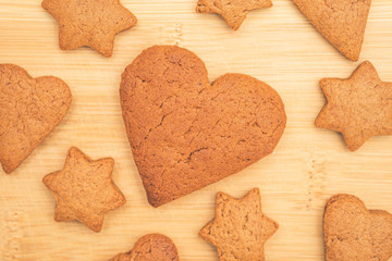 Obraz na płótnie Canvas gingerbread cookie heart shaped cookies