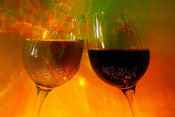 бокал шампанского и бокал вина на зелёно оранжевом фоне
