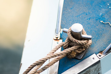 Obraz premium Mast at the bow attached to the rope to tie the boat.