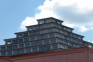Fototapeta na wymiar modern building in the sky