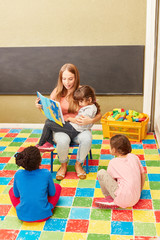 Tagesmutter und Kinder beim Vorlesen